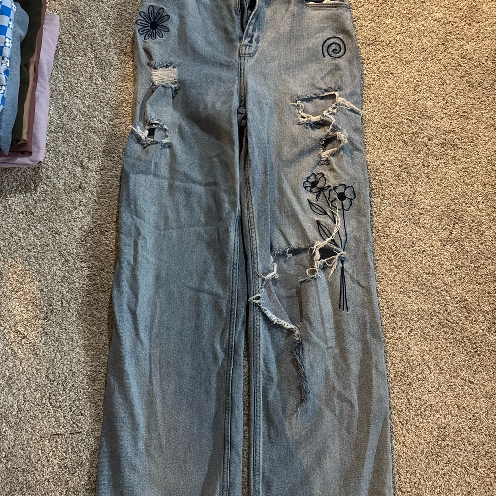 Embroidered Distressed Jeans in Light Blue